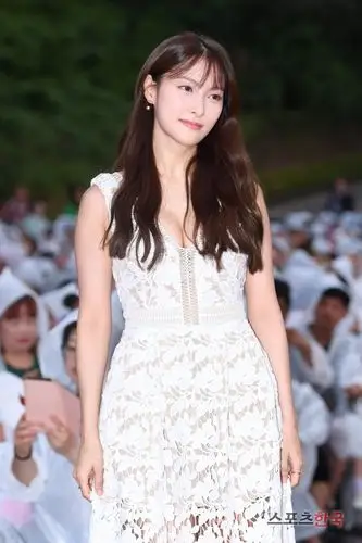 组图:kara前成员朴奎利亮相红毯 穿低胸装秀事业线