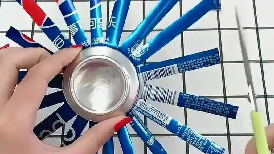 易拉罐扔了可惜,教你废物利用做出烟灰盒,放在桌子上很有创意!