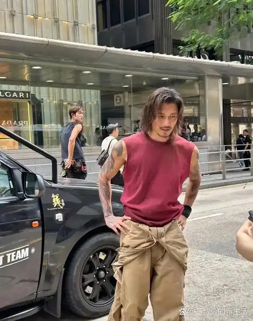 谢霆锋在拍戏过程中被观众偶然遇见,他那飘逸的长头发,深红色无袖衫