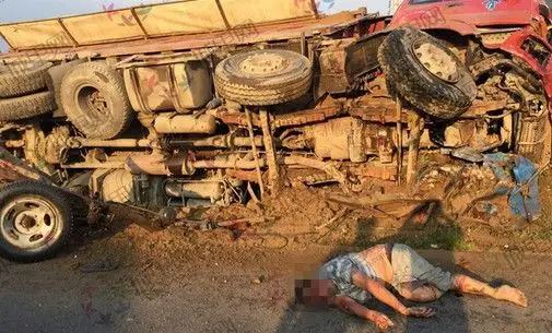 大连一大货撞飞三轮侧翻尸首分离夫妻不幸惨死