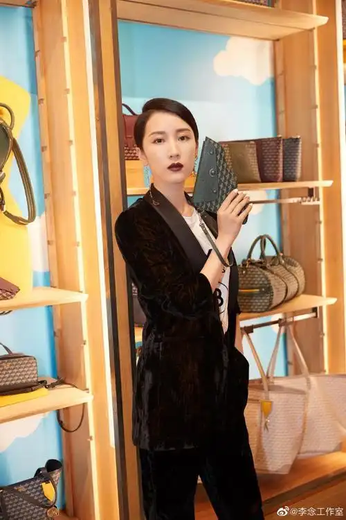 原创李念巴黎时装周再出新造型从蘑菇粉头到豹纹短裙再演绎叛逆少女