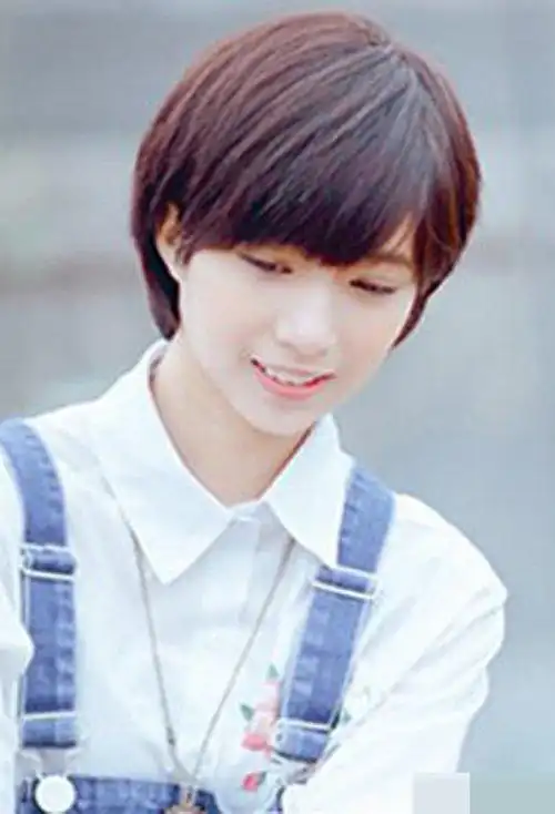 圆脸女学生适合剪什么短发 清新动人女学生短头发图片