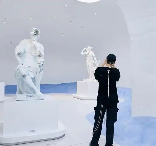 陈飞宇专注看展览变文艺少年"背影杀"帅气无敌撩人于无形_高清图集