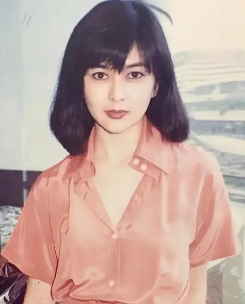 60岁关之琳独自逛街,颜值和气色俱佳,获赞冻龄女神