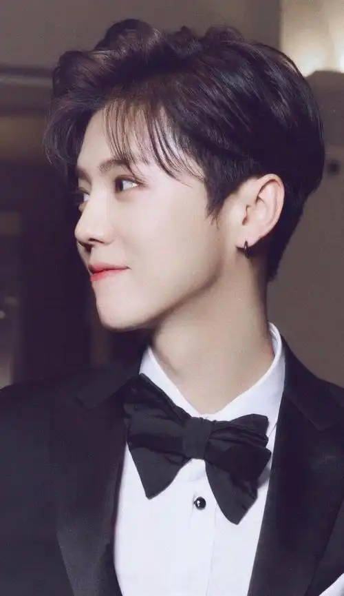 鹿晗银灰发侧颜照#来欣赏帅哥的精致侧脸合集棱角分明!