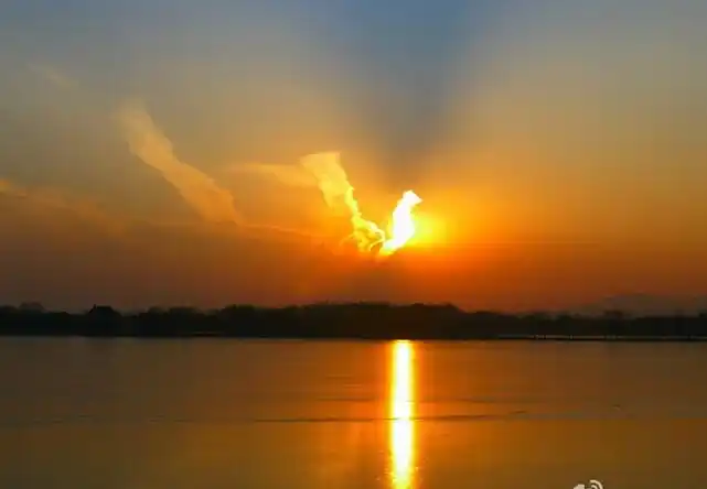 12月23日落时分,北京天空出现"火凤凰"形状的火烧云,不少网友拿出自己