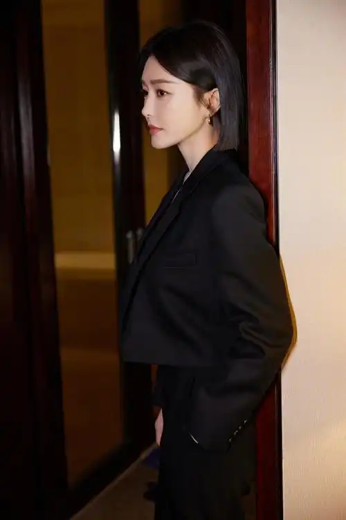 秦岚露腰西装#秦岚楼梯大片有!all black露腰西装造型简直又美又辣!