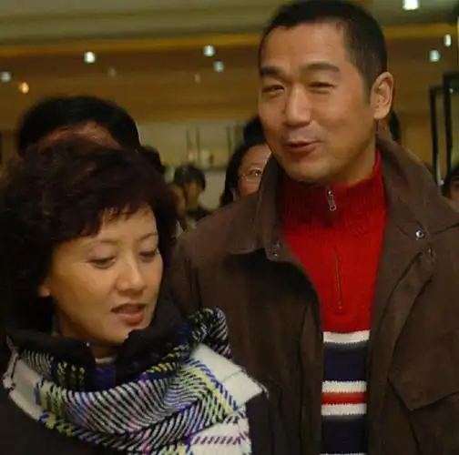 30多年一直单身,儿子成为她一生的痛处|张国立|张默|罗秀春_新浪新闻