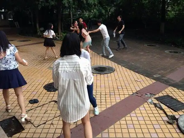 "女生崛起"的撕名牌大战!