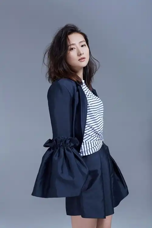 王靖云大玩西装诱惑简单干练温婉大气