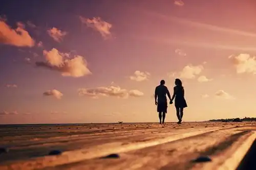 浪漫晚霞情侣图片_牵手走过幸福的年华