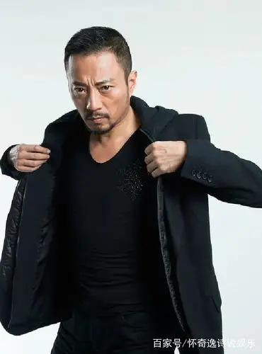 张涵予不愧是硬汉,卫衣外面配"老爹衣"竟意外时尚,气场两米八