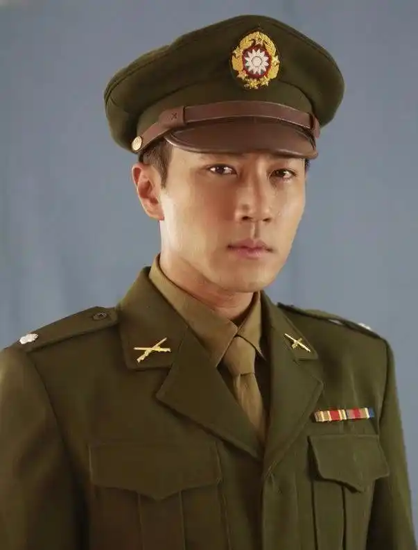 穿上军装之后,有的能够显示男人的野性和霸气,英气逼人,好象戎装在身