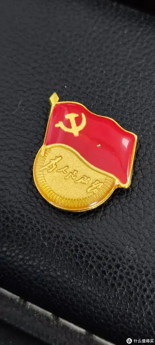 党徽还有就是几乎全黑条件下拍的我家的天花板.