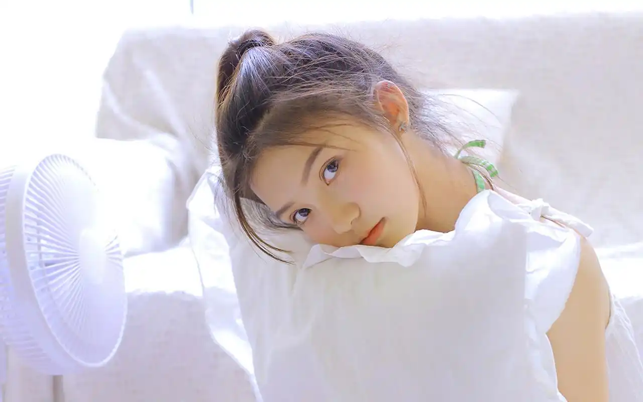 可爱俏皮女生性感写真高清桌面壁纸