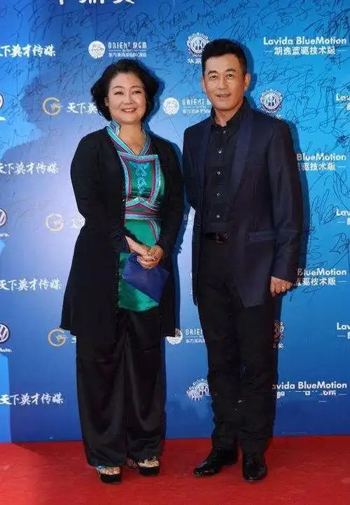 萨日娜:与潘军大学相恋,丈夫放弃事业成为后盾,多年来相濡以沫|演员
