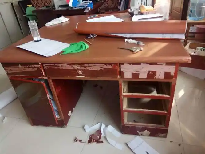 破旧凌乱的办公桌