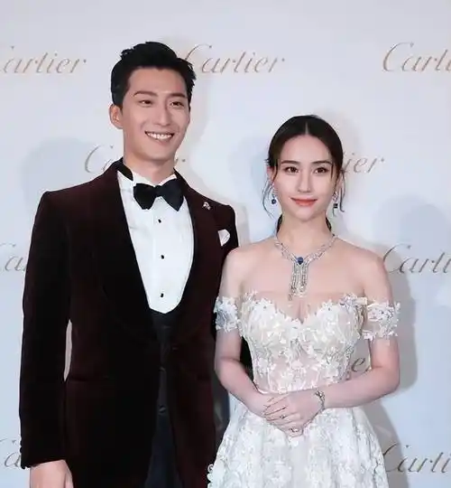 窦骁何超莲滑雪合照曝光, 两人有爱互动,幸福感十足!