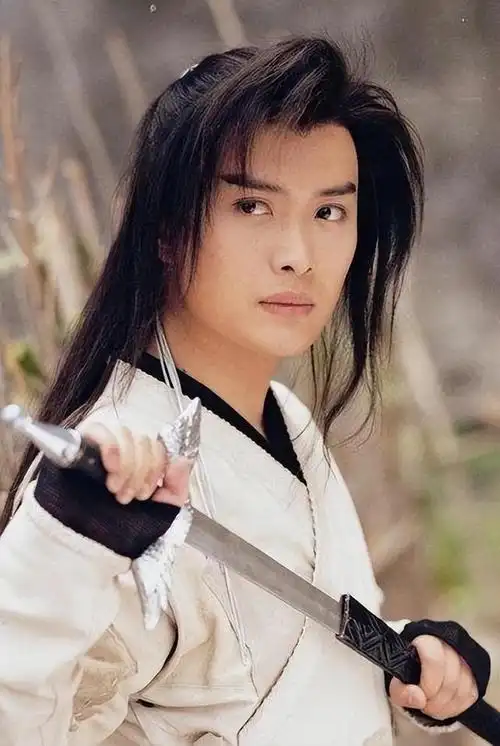 昨日,《武庚纪》严屹宽路透,棱角分明,五官立体,完美诠释了剑眉星目邪