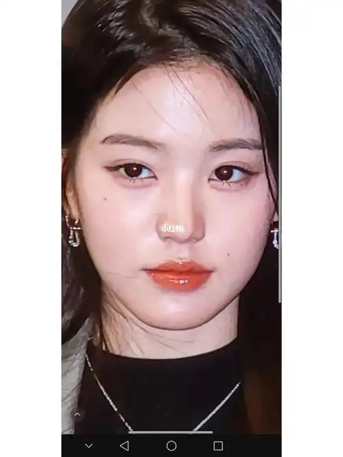 原生唇色深,嘴唇厚,上唇翘下唇外翻骨性嘴凸,普通人不打算正颌在化妆