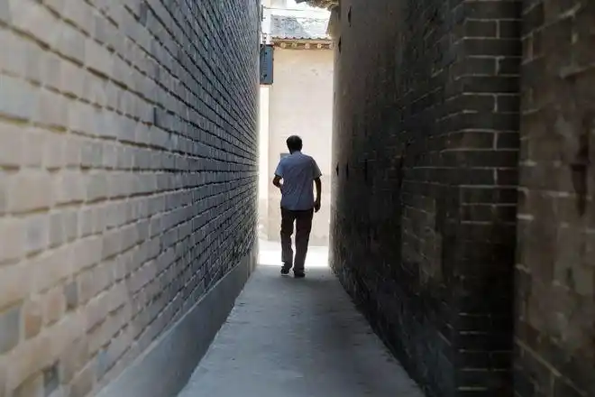 望着罗大叔远去的背影我们不禁想起了那句话"万里长城今犹在,不见当年