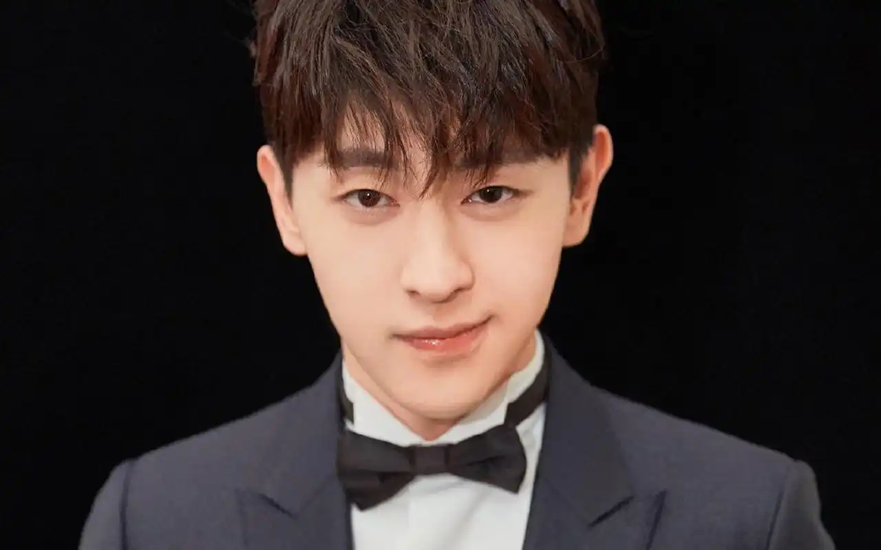 邓伦优雅帅气写真图片桌面壁纸