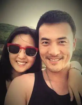 在真人秀节目里也没有暴露出任何不好,任劳任怨的给何洁洗脚,时时刻刻