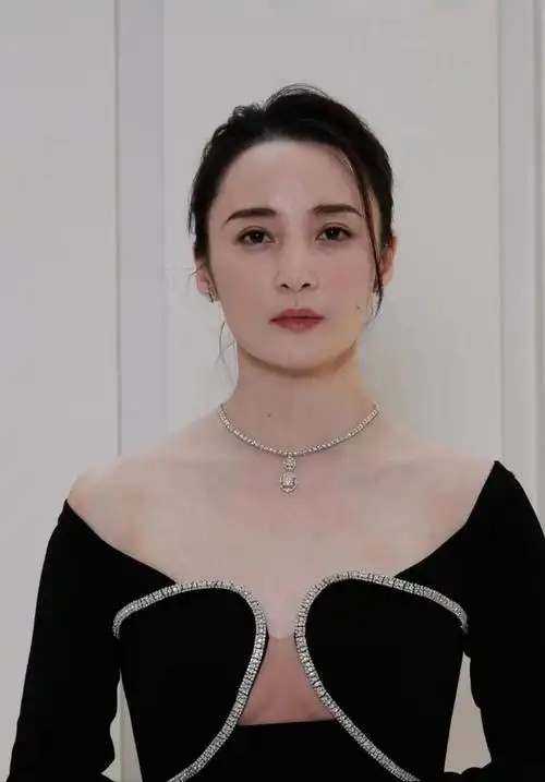 被蒋勤勤生图惊艳到,皮肤零瑕疵白到发光,一身紧身裙毫无赘肉|妆容|发