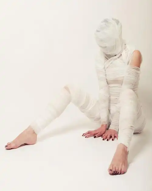 绷带的木乃伊,年轻漂亮的女人和绷带