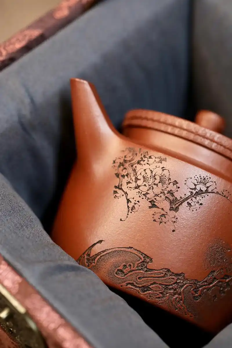 宜兴紫砂壶张晔刻绘品格盖桑雨220cc