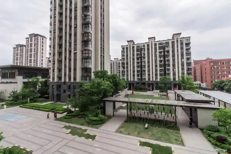 新城桃李郡交通便利毛坯随意整改适合做婚房