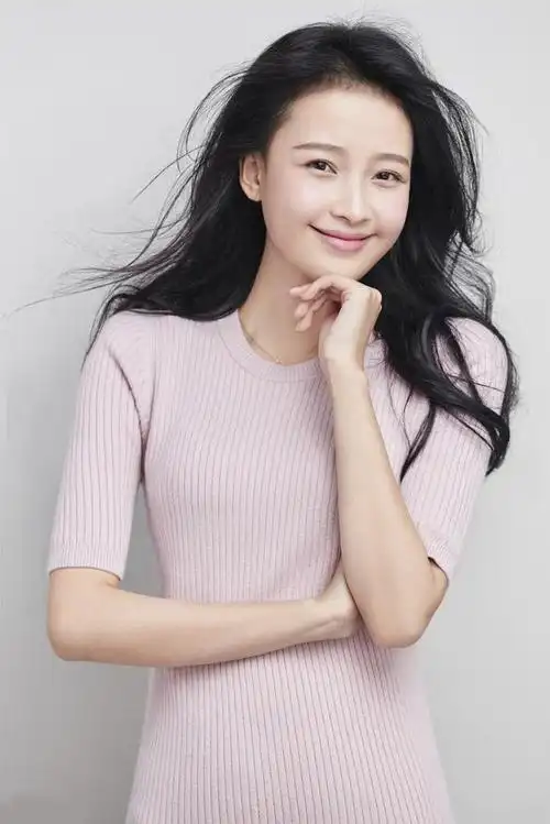 李沁,少女范儿十足1990年9月出生,很真实,从来不做作,直爽的性格芎