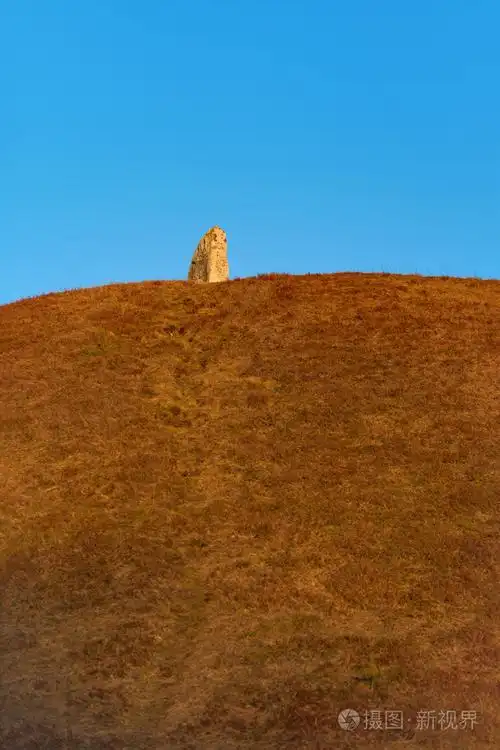 屹立在山上的石头