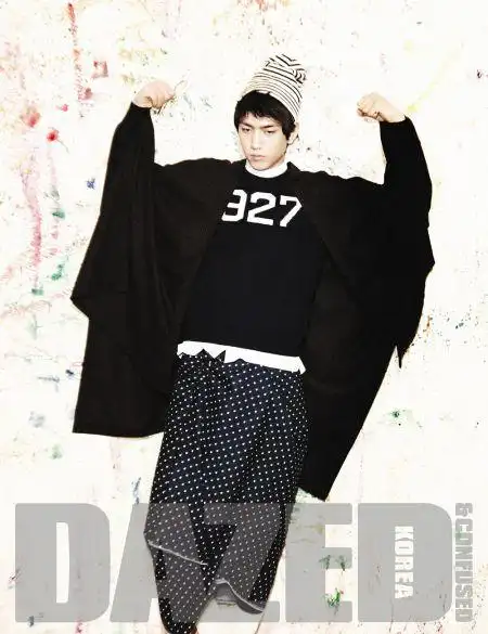 韩星成俊拍杂志写真展个性朋克风组图