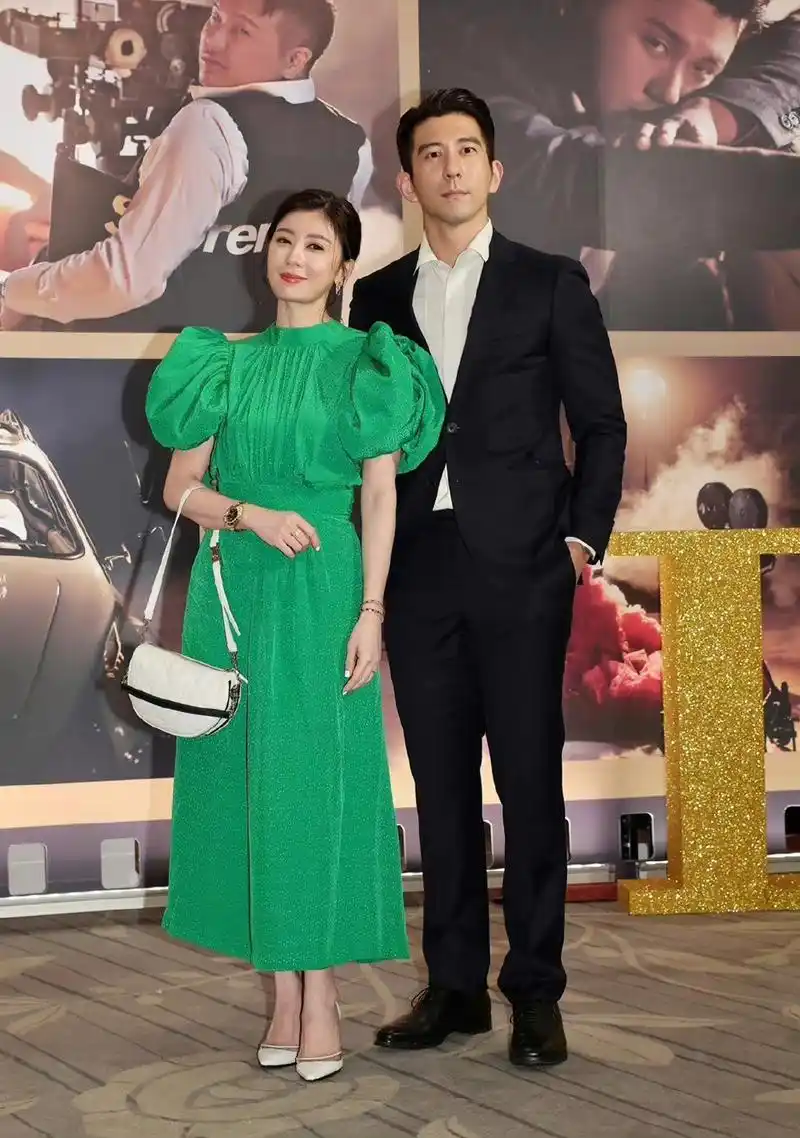 贾静雯夫妇合体参加婚礼,肤白貌美超冻龄,修杰楷脸色稍有不悦