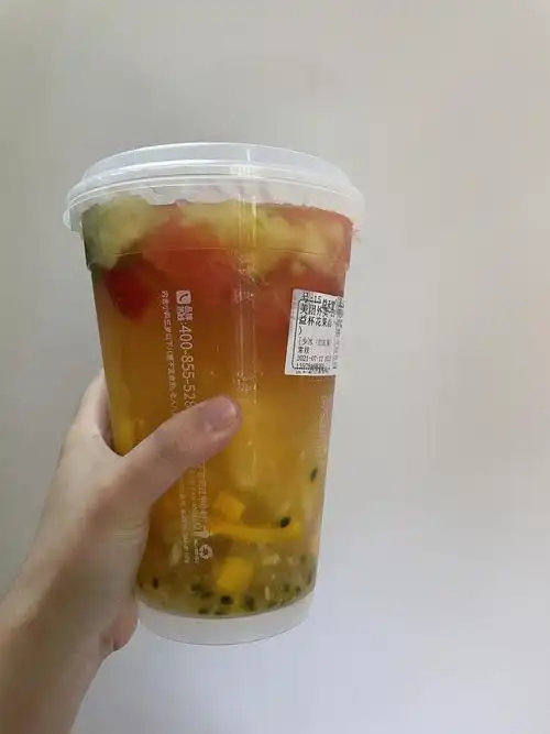 巨大一杯,一只手勉强拿住水果95杯,金桔的味道恰好有91,95,91