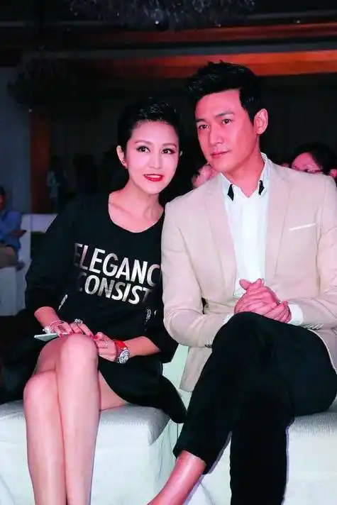 鲍蕾对陆毅满眼的崇拜,现身活动恨不得黏一起,校园恋爱真甜啊!