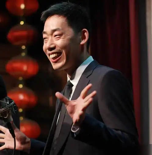 相声演员李丁最大的优点是表演活泼最大的缺点是过于活泼