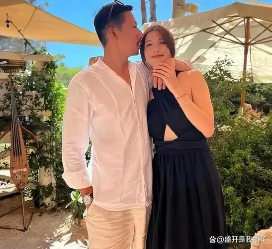 照片中,吴千语身着性感泳衣站在冲浪板上,脸上洋溢着自信的笑容,尽显