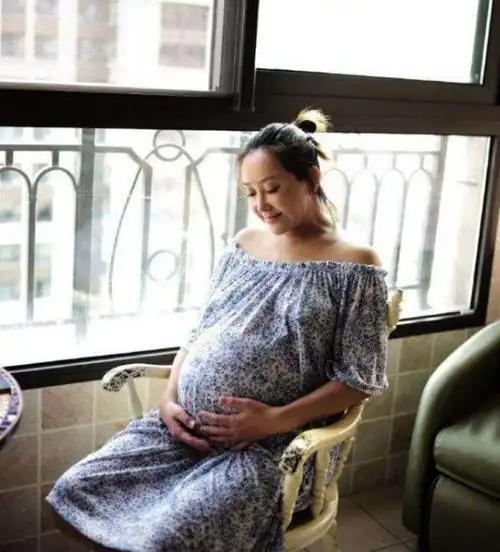 霍思燕怀孕后更是胖了将近68斤,整个人看起来"圆"了不少.