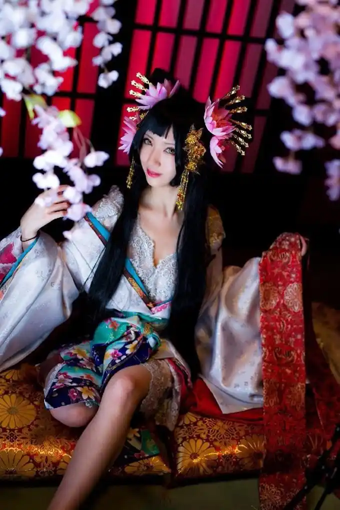 日本长腿樱花妹cos美图欣赏身材傲人风情万种