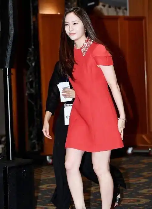才不过一个月郑秀晶就瘦回来了,身穿红裙,女人味十足_活动_郑秀妍