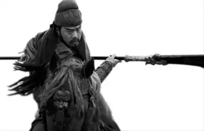 观众的"围攻"——关羽本来是战败后被俘誓不归降,孙权下令将他斩首