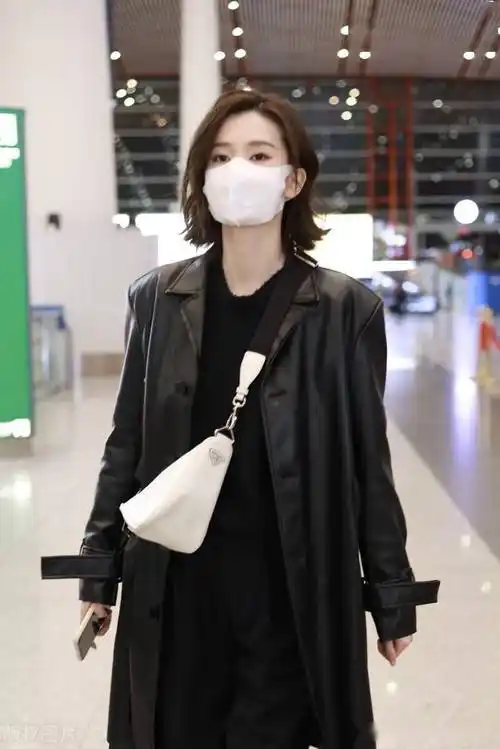 街拍:乔欣身穿黑色长款皮衣搭休闲裤走路带风气场满满_机场_乔欣_皮衣