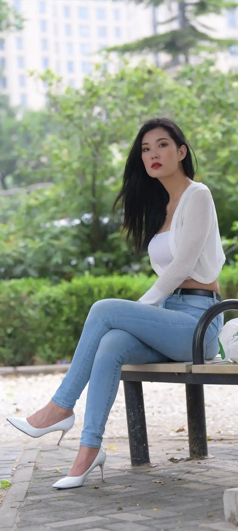 吊带开衫,配上牛仔裤,不仅保暖,让成熟姐妹更要有女人味