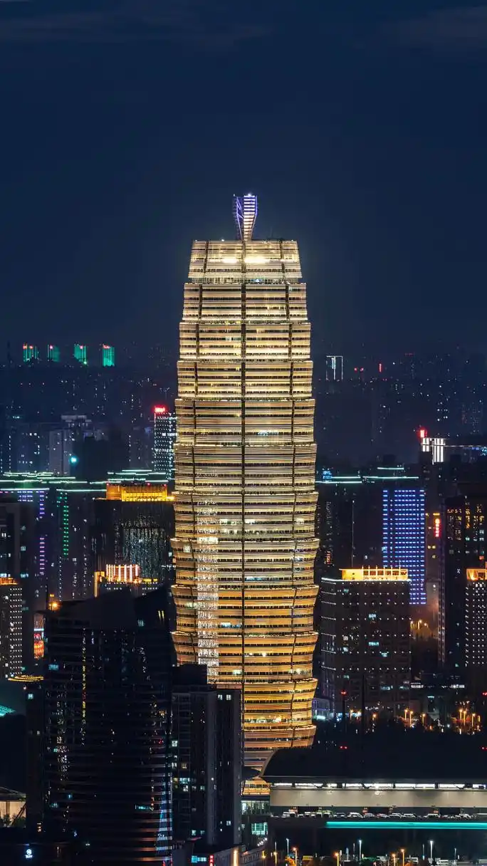 有人说:郑州夜晚的玉米楼——千禧广场,好丑,一点都不洋气,比不上