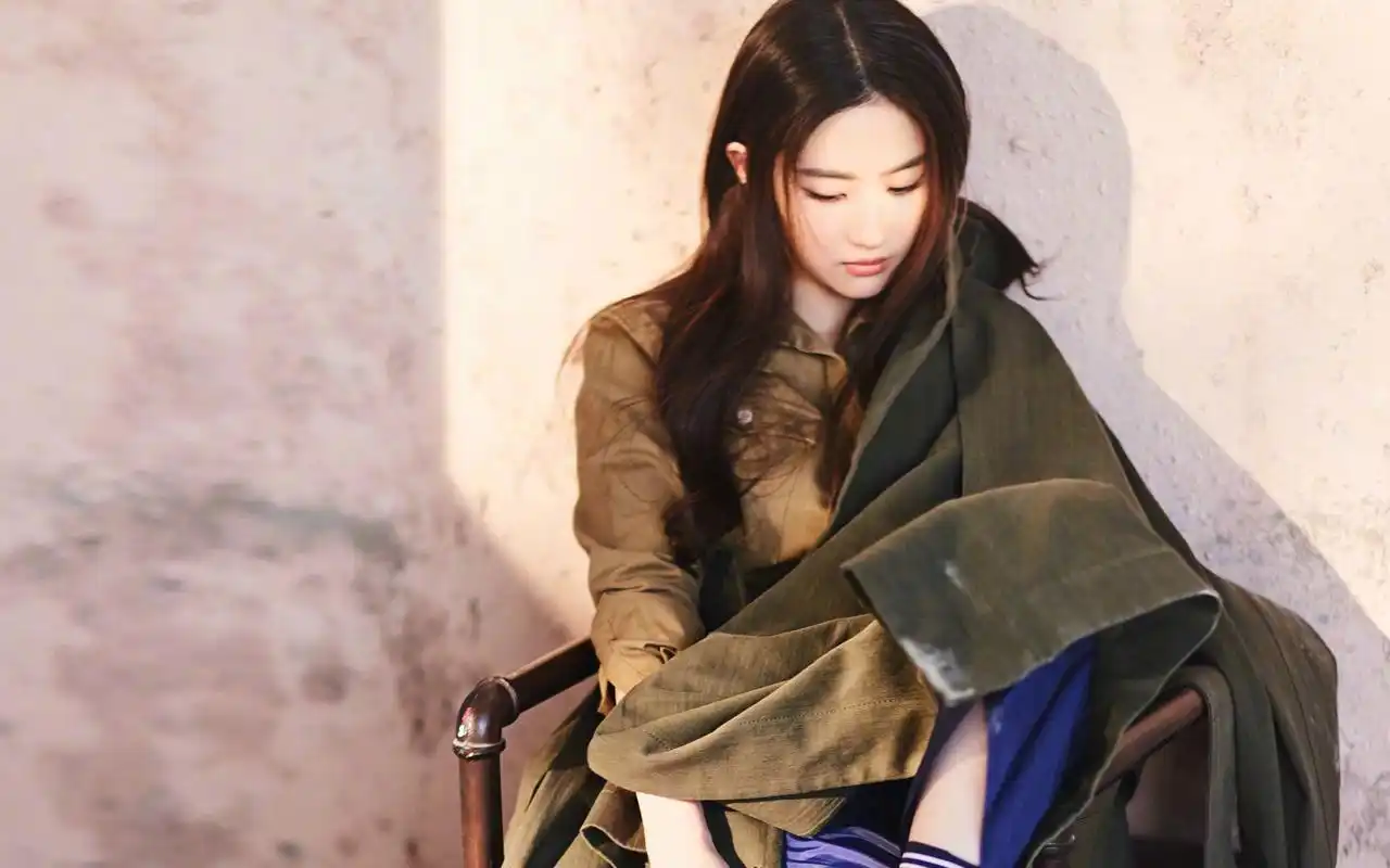 人气演员刘亦菲最新杂志时尚魅力写真高清壁纸_大陆明星_壁纸下载_美