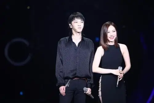 邓紫棋高开叉裙太吸睛谁注意到一旁华晨宇的眼神细节暴露人品