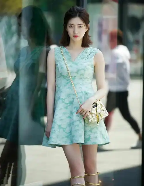 江疏影短发造型温柔美艳明艳动人