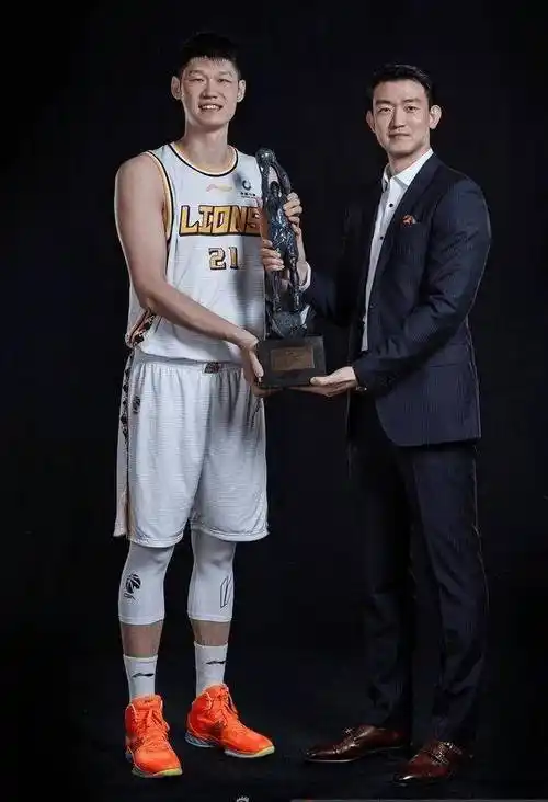 中国男篮球员巡礼:胡金秋,拥有出色身高并有柔和中远距离手感的大个子